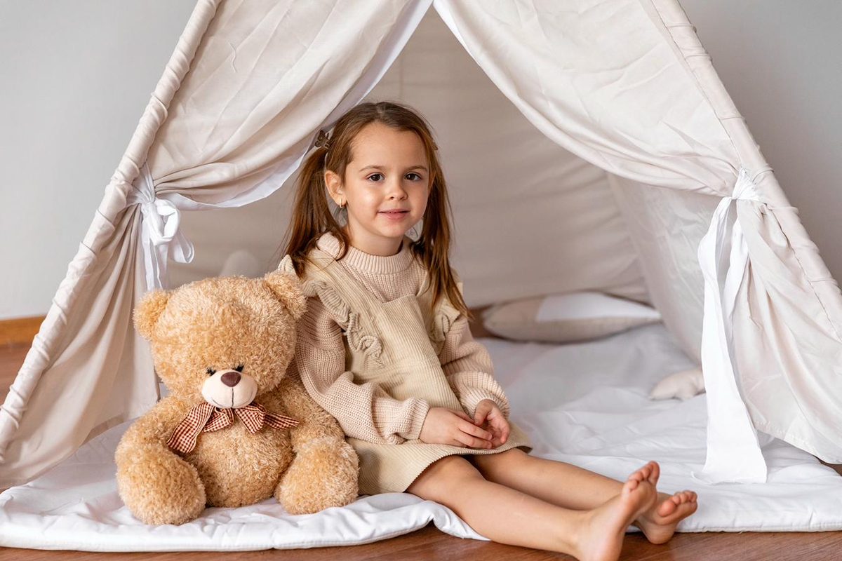 Criança brincando com segurança no condomínio